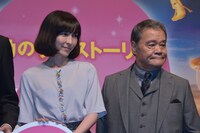 左から麻生久美子、西田敏行。