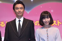 左から長谷川博己、麻生久美子。