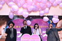 演出に驚く登壇者たち。
