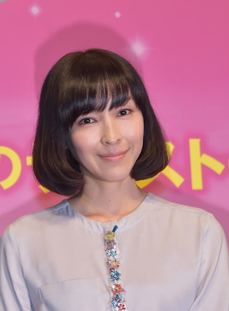 客席に笑顔を向ける麻生久美子。