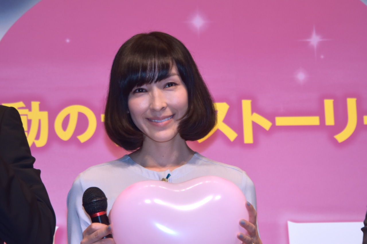 ハート型の風船を手にする麻生久美子。
