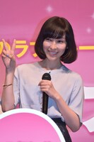 鈴木が思いを寄せる同僚、寺島裕子役の麻生久美子。