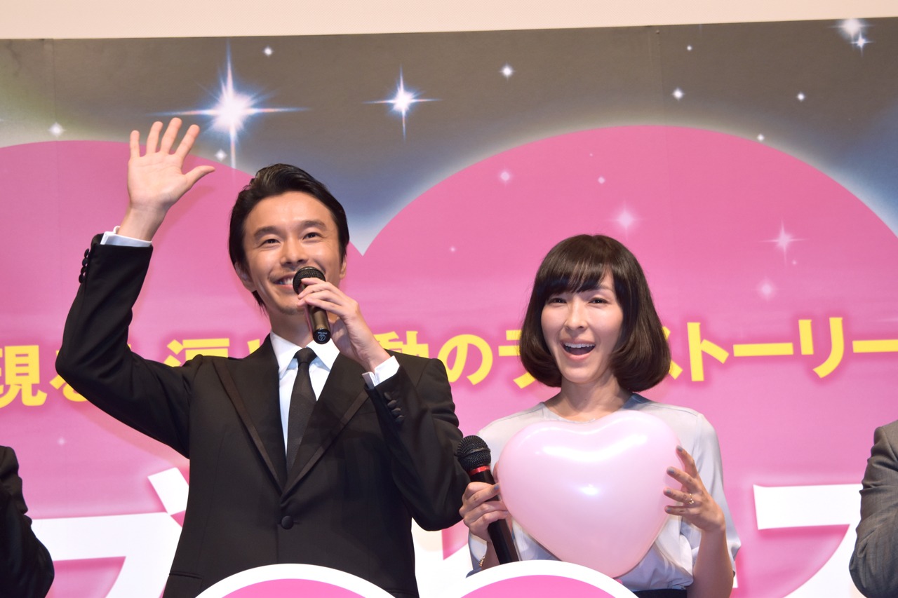 観客に手を振る長谷川博己と麻生久美子。