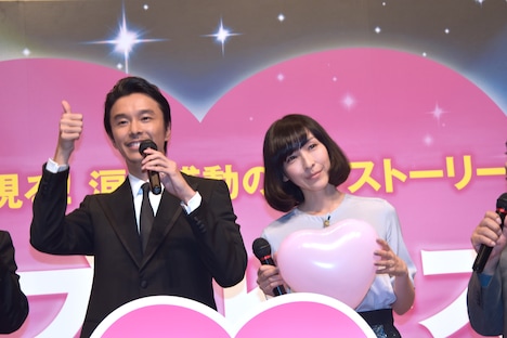 観客の写真撮影に応じる長谷川博己と麻生久美子。