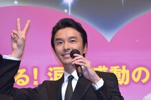 観客の写真撮影に応じ、ポーズを決める長谷川博己。