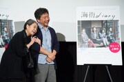 「海街diary」ティーチインイベントのフォトセッションで腕を組む樹木希林と是枝裕和。