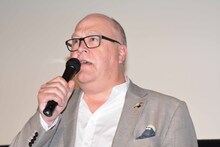 監督のリチャード・スターザック。