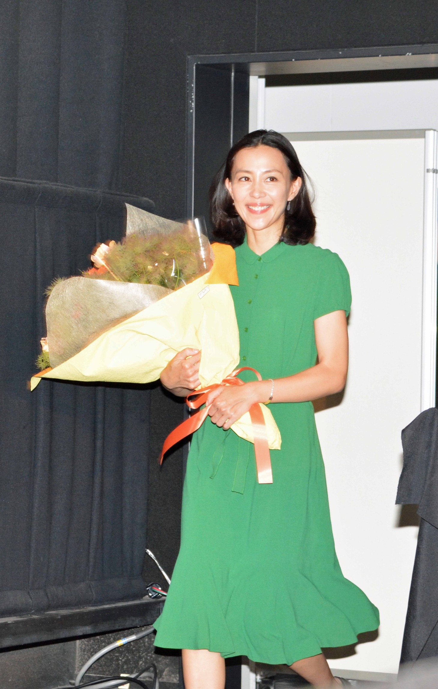 花束を持って登場した木村佳乃。
