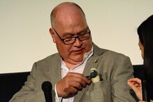 胸ポケットから撮影で使用したショーンのクレイモデルを取り出すリチャード・スターザック。