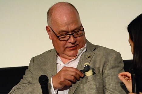 胸ポケットから撮影で使用したショーンのクレイモデルを取り出すリチャード・スターザック。