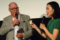 左からリチャード・スターザック、本物のショーンのクレイモデルを手に取り、重さに驚く木村佳乃。