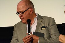 木村が子供と一緒に作ったという粘土製のショーンを手に取るリチャード・スターザック。