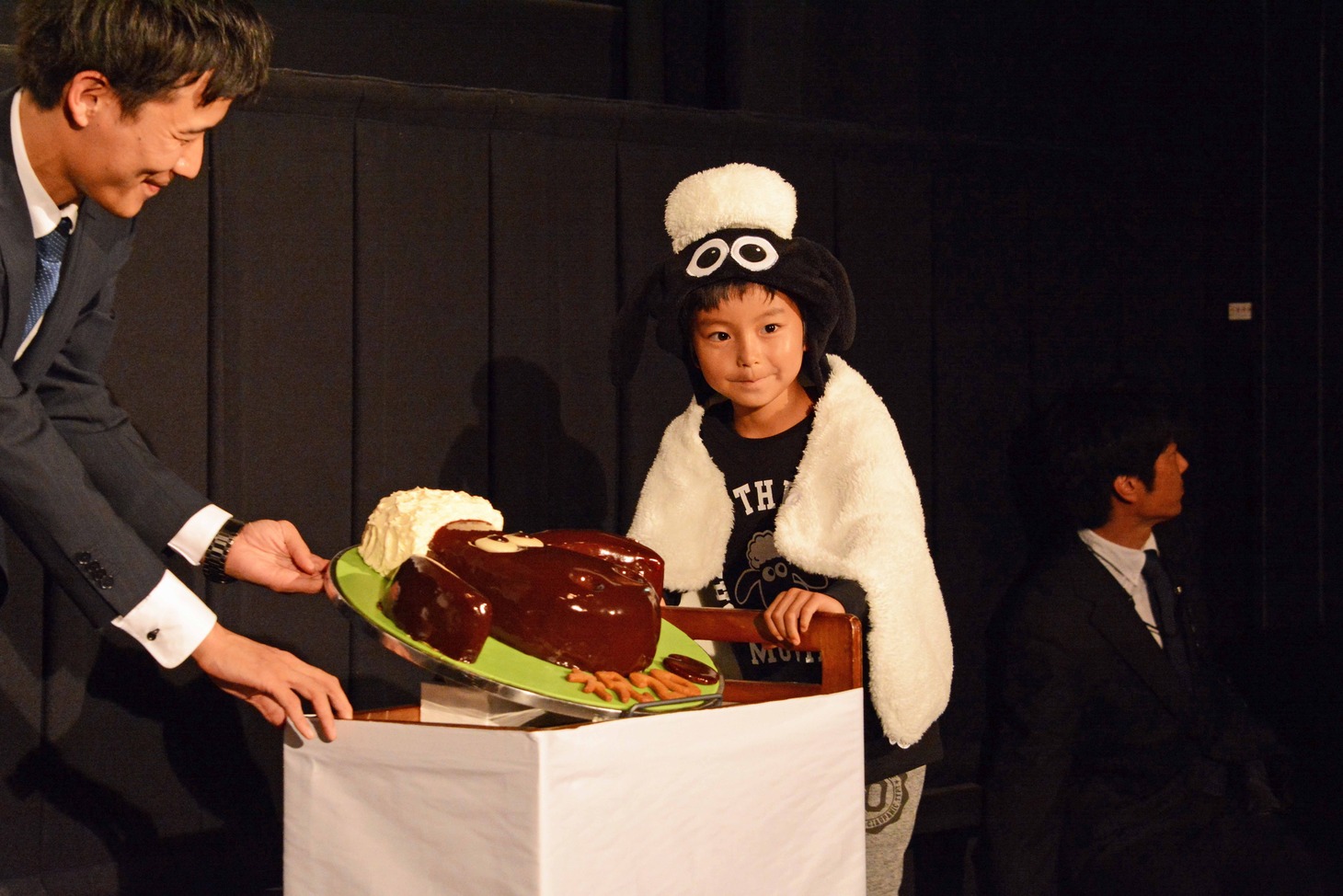 ケーキを運びながら登場した加藤憲史郎くん。