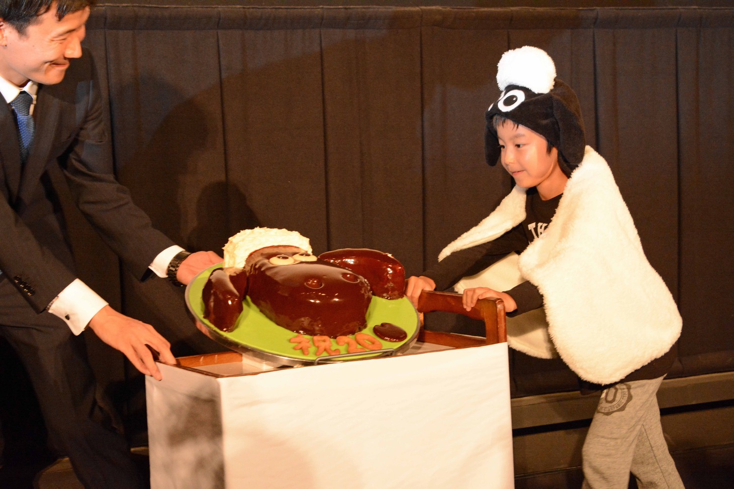 慎重にケーキを運ぶ加藤憲史郎くん。