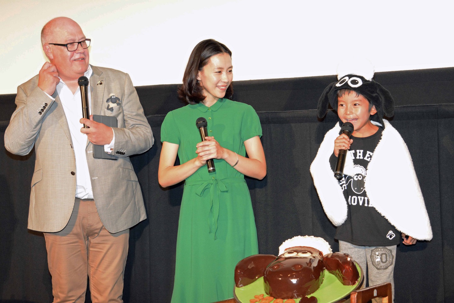「こんにちはー！」と元気にあいさつする加藤憲史郎くんと、笑顔で見守るリチャード・スターザックと木村佳乃。