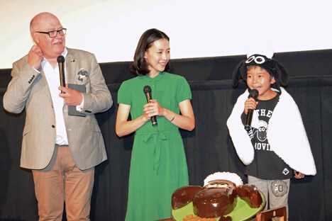 「こんにちはー!」と元気にあいさつする加藤憲史郎くんと、笑顔で見守るリチャード・スターザックと木村佳乃。