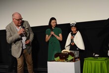 加藤憲史郎くんが作った粘土製ショーンを絶賛するリチャード・スターザック。