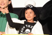 手を振る加藤憲史郎くん。