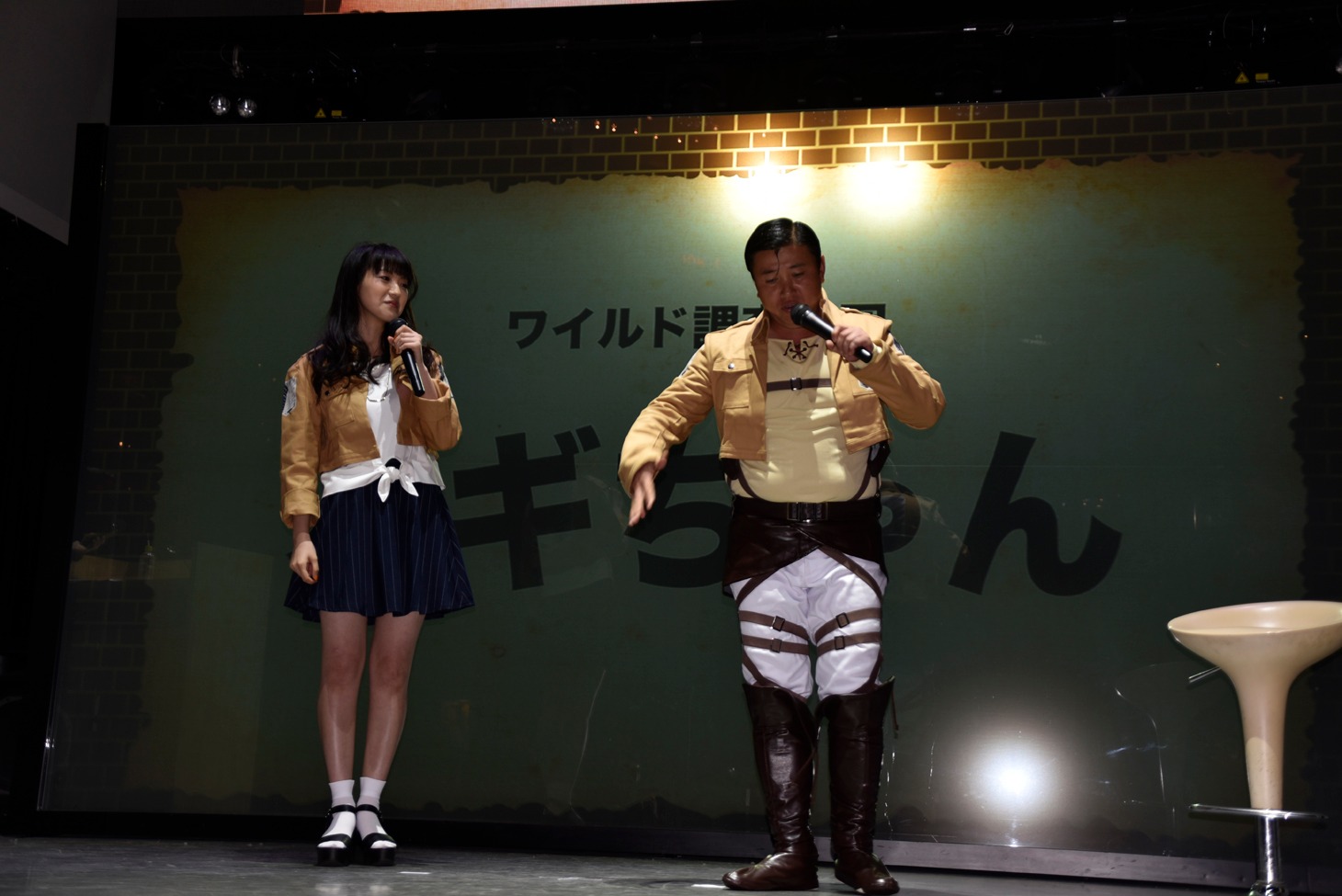 左から石川由依、スギちゃん。