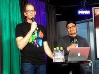 「インサイド・ヘッド」プレゼンテーション中の様子。左からピート・ドクター、ロニー・デル・カルメン。