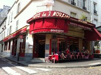 「映画で歩くパリ」より、18区「アメリ」の舞台となったカフェ・デ・ドゥ・ムーラン。(c)Kuriko Sato