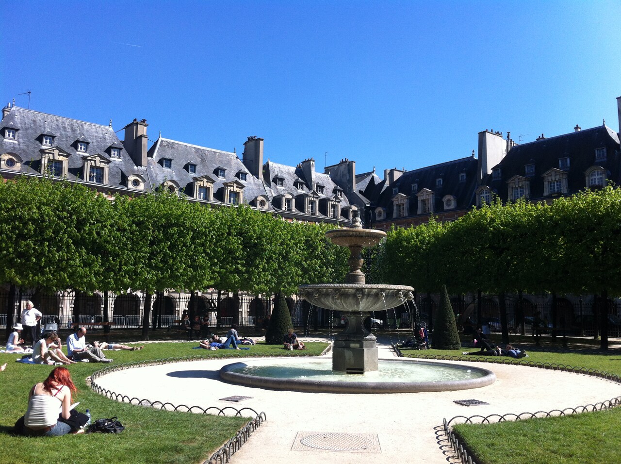 パリの“今”を詰め込んだ旅のガイドブック「映画で歩くパリ」本日発売