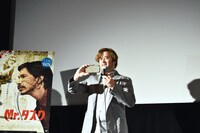 会場の盛況ぶりを素早く写真に収めるハーレイ・ジョエル・オスメント。