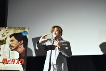 会場の盛況ぶりを素早く写真に収めるハーレイ・ジョエル・オスメント。