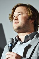 後方の席のファンに視線を送るハーレイ・ジョエル・オスメント。