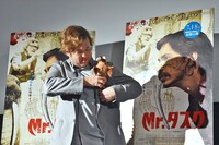 セイウチのぬいぐるみをジャケットの胸ポケットへねじ込むハーレイ・ジョエル・オスメント。