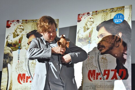 セイウチのぬいぐるみをジャケットの胸ポケットへねじ込むハーレイ・ジョエル・オスメント。