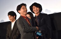 ハグ後の照れた様子で笑いあう染谷将太（左）と岡田将生（右）。