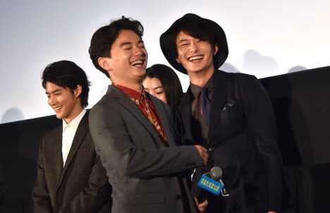 ハグ後の照れた様子で笑いあう染谷将太（左）と岡田将生（右）。