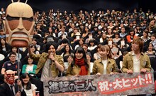 「劇場版『進撃の巨人』後編～自由の翼～」初日舞台挨拶の様子。左から梶裕貴、石川由依、井上麻里奈、荒木哲郎。