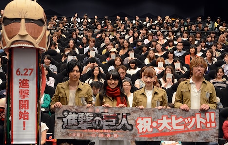 巨人の頭部型のくす玉も用意された「劇場版『進撃の巨人』後編～自由の翼～」初日舞台挨拶の様子。左から梶裕貴、石川由依、井上麻里奈、荒木哲郎。