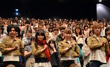 「劇場版『進撃の巨人』後編～自由の翼～」初日舞台挨拶の様子。左から梶裕貴、石川由依、井上麻里奈、荒木哲郎。