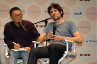 明日フランスに帰国しなければならないと嘆くフェリックス・ド・ジヴリ。