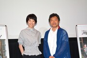 「海街diary」ティーチインイベントに出席した夏帆と是枝裕和。