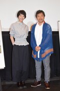 「海街diary」三女の千佳役の夏帆と、監督の是枝裕和。