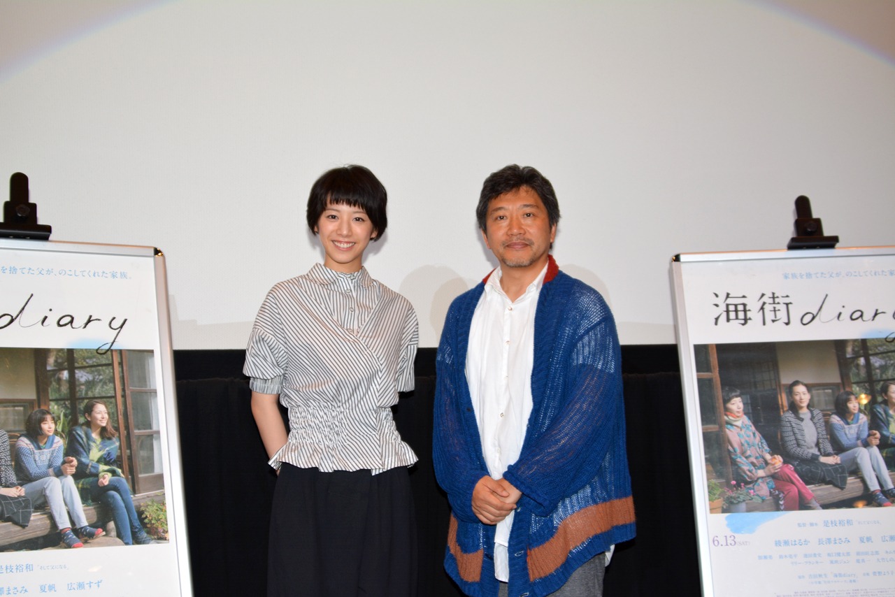 「海街diary」ティーチインイベントにて。左から夏帆、是枝裕和。