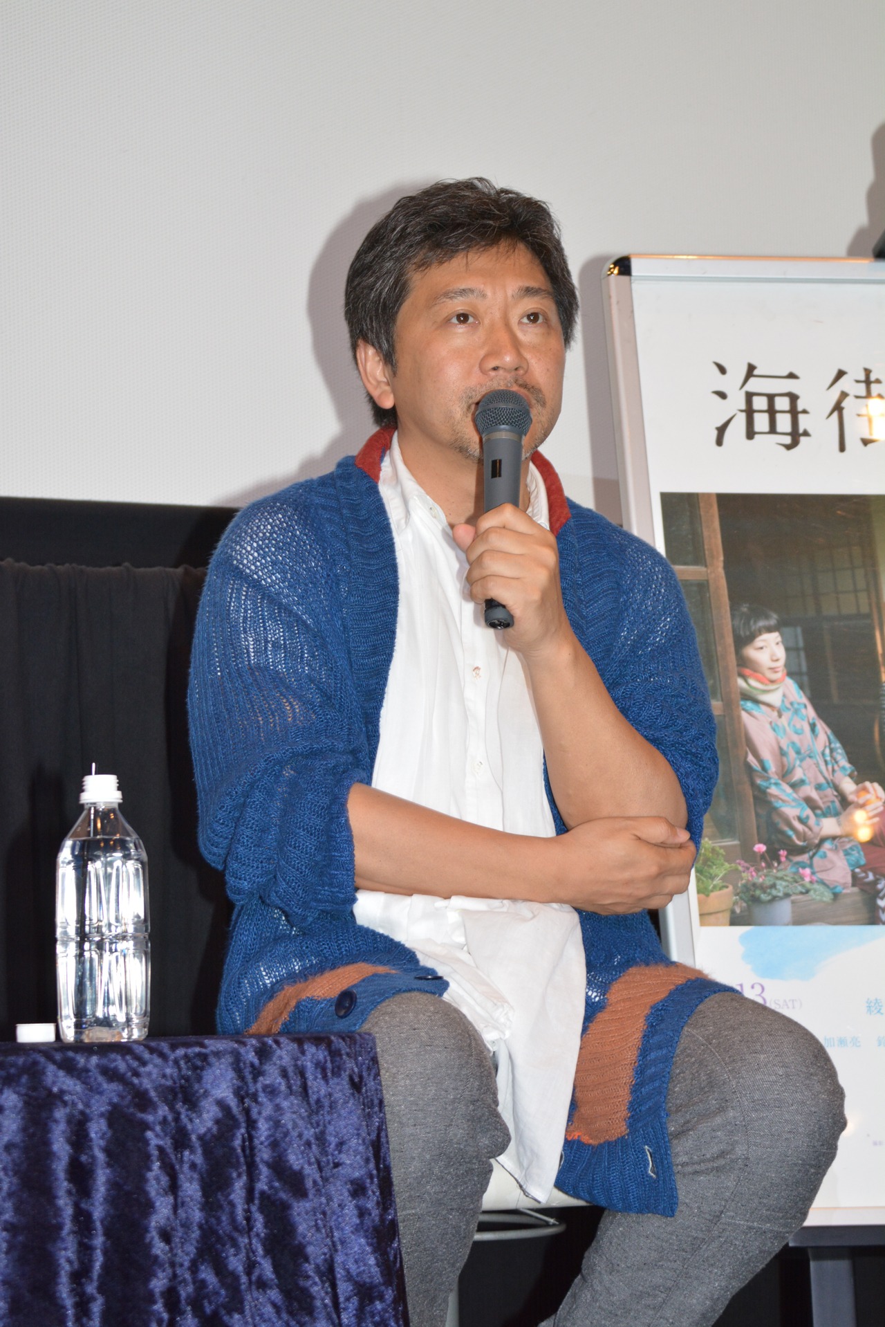 質問に考え込む是枝裕和。