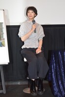 質問者をまっすぐに見つめる夏帆。