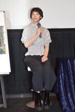 質問者をまっすぐに見つめる夏帆。