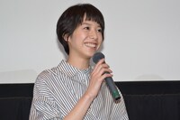 観客から「海街diary」の感想を伝えられて喜ぶ夏帆。