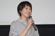 観客から「海街diary」の感想を伝えられて喜ぶ夏帆。