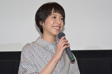 観客から「海街diary」の感想を伝えられて喜ぶ夏帆。