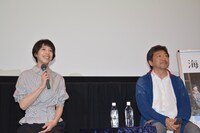 質問者を指名する夏帆と、是枝裕和。