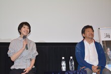 質問者を指名する夏帆と、是枝裕和。