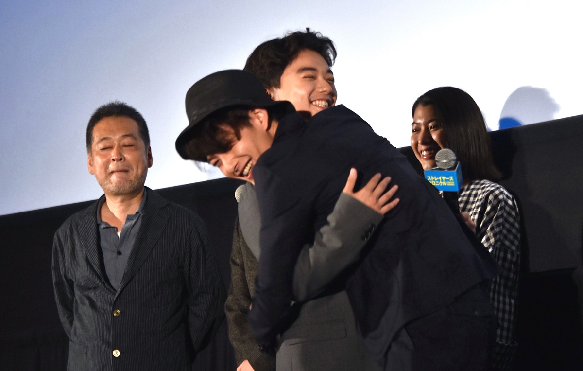ハグする染谷将太（左）と岡田将生（右）。