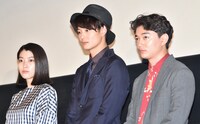 「ストレイヤーズ・クロニクル」初日舞台挨拶の様子。左から、成海璃子、岡田将生、染谷将太。
